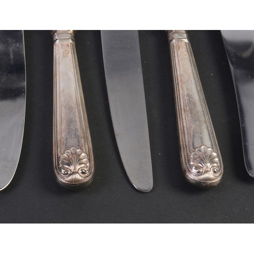 191 - A Set of 16 Silver handled Thread & Shell Table Knives. Hallmarked: Sheffield D.