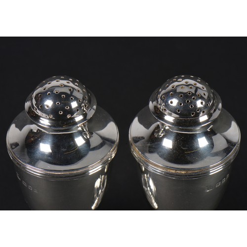 57 - A Pair of Silver Bun Top Pepper Castors on pedestal bases. London P. Weighing: 160 grams.