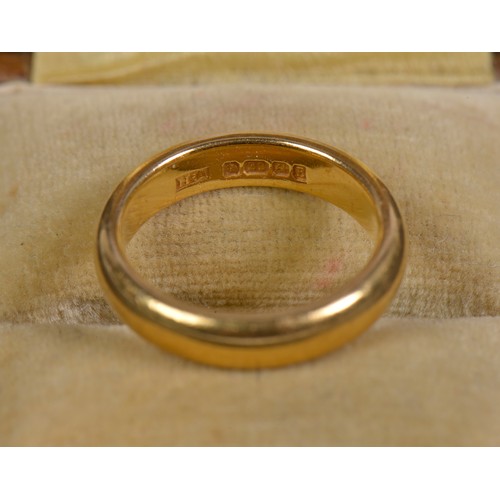 160 - A 22ct Ladies Wedding Band. Weighing: 6.7 grams. Size: L.