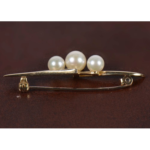 209 - A 9ct Gold Cultured Pearl Brooch in a twisted wave setting.