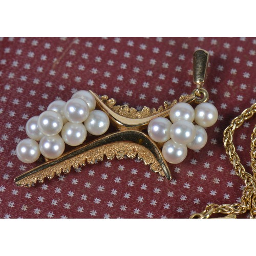 211 - A 750 marked Gold Chain & a 585 marked Pearl Brooch. Weighing: 5.9 grams. (Chain). Weighing: 4.8 gra... 