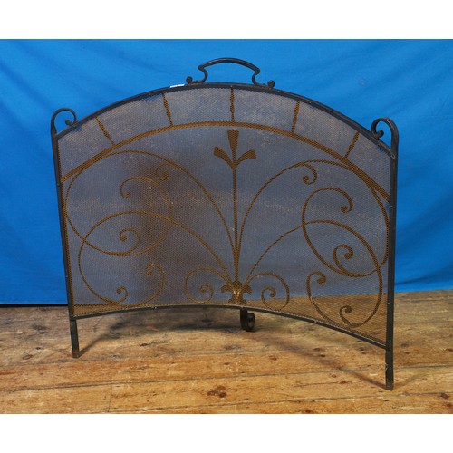 431 - An Arts & Crafts design Wrought Iron & Pierced grilled Semi-Curved Fire Screen. Measuring: 103cms ac... 