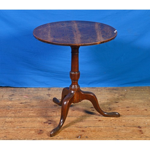 643 - A Georgian Quarter Cut Oak Flip-Top Tripod Wine Table resting on Slender Pad Feet. Measuring: 61cms ... 