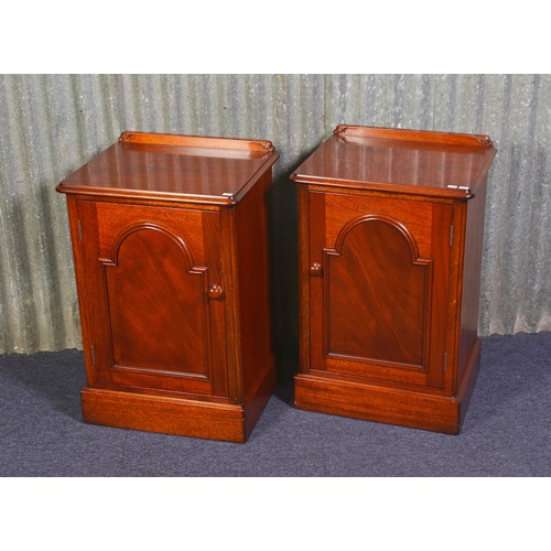 665 - A Pair of Mahogany Reproduction Bedside Tables. Each Measuring: 44cms across x 38cms deep x 67cms hi... 