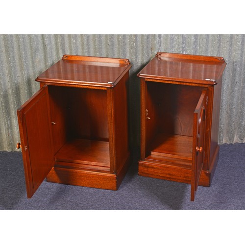 665 - A Pair of Mahogany Reproduction Bedside Tables. Each Measuring: 44cms across x 38cms deep x 67cms hi... 