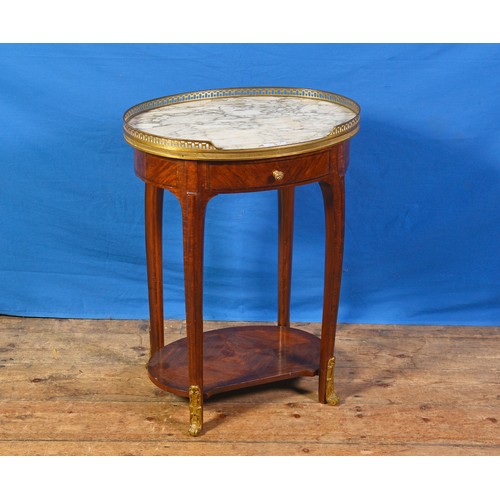 691 - An Edwardian Oval Drink's/Side Table with Ormolu Feet & surround to a Marble Top. Measuring: 65cms h... 