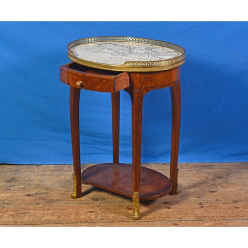 691 - An Edwardian Oval Drink's/Side Table with Ormolu Feet & surround to a Marble Top. Measuring: 65cms h... 