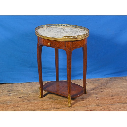 691 - An Edwardian Oval Drink's/Side Table with Ormolu Feet & surround to a Marble Top. Measuring: 65cms h... 