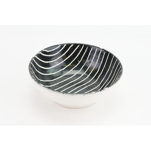 965 - A Vintage Picasso Style Studio Bowl with a Zebra stripe decoration. Measuring: 16.6cms.