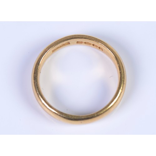 176 - A 22ct Gold Wedding Ring. Weighing: 5.5 grams. Size: L.