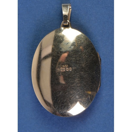 180 - A 9ct Gold Locket with engraved decoration.