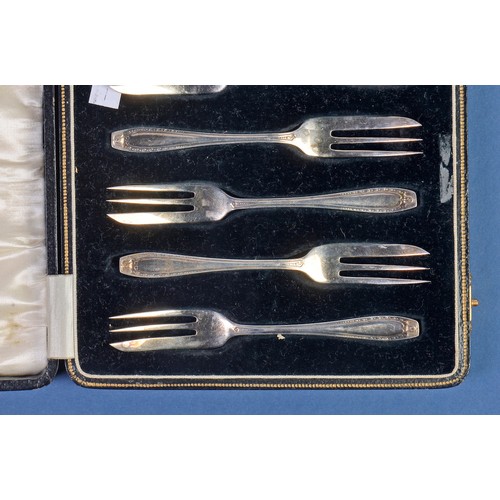 2 - A Set of Six Silver America patterned Pastry Forks with ribbed edging in Case. Birmingham K. Weighin... 