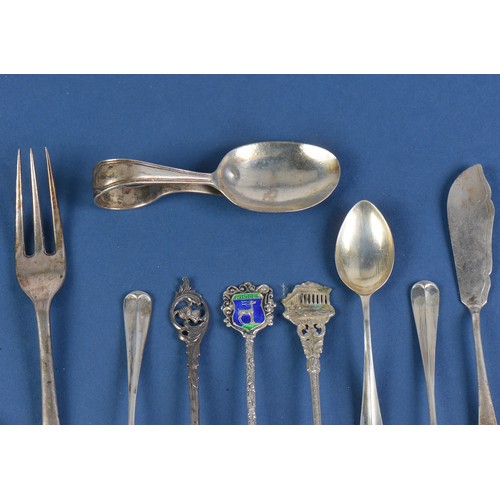 16 - Silver Desert Forks, Butter Knives, Tea Spoons, etc. Weighing: 155 grams.