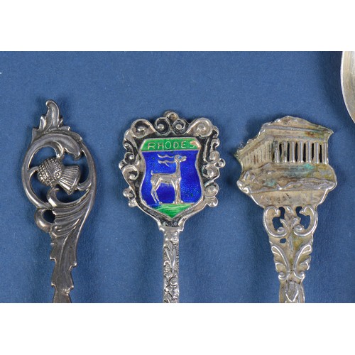 16 - Silver Desert Forks, Butter Knives, Tea Spoons, etc. Weighing: 155 grams.