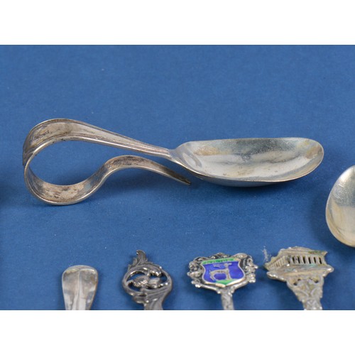 16 - Silver Desert Forks, Butter Knives, Tea Spoons, etc. Weighing: 155 grams.