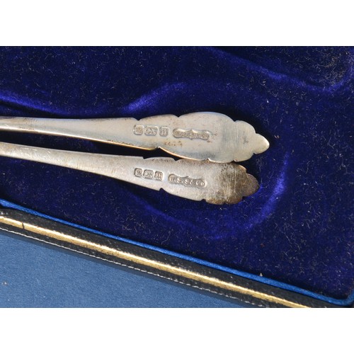 22 - A Set of Six Silver Square & Reeded Tea Spoons & a Silver Butter & Jam Spoon in Case. Weighing: 131 ... 