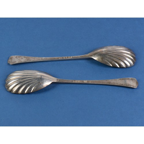 25 - A Pair of Silver Shell Bold & Rococo handled Fruit Servers. London A. Weighing: 93 grams.