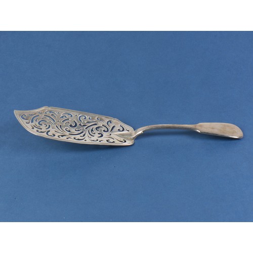 58 - A Fiddle pattern Silver Fish Slice with a pierce blade. Weighing: 154 grams.