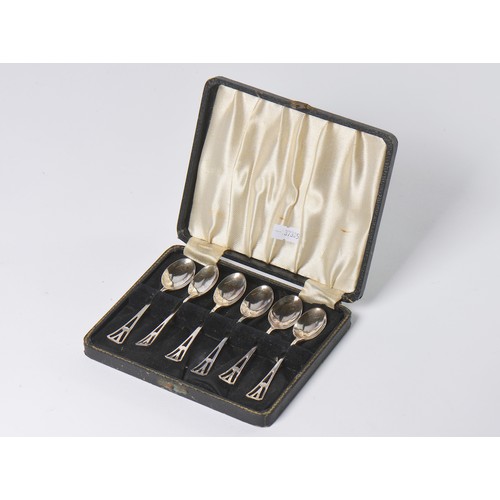 70 - A Set of Six Silver Pierce handled Tea Spoons, Birmingham R.