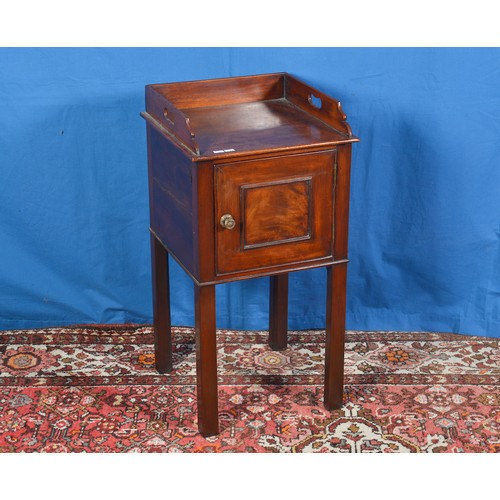 589 - A Georgian Mahogany Tray Top Pot Cupboard resting on square legs. Measuring: 38cms x 37cms x 74cms h... 