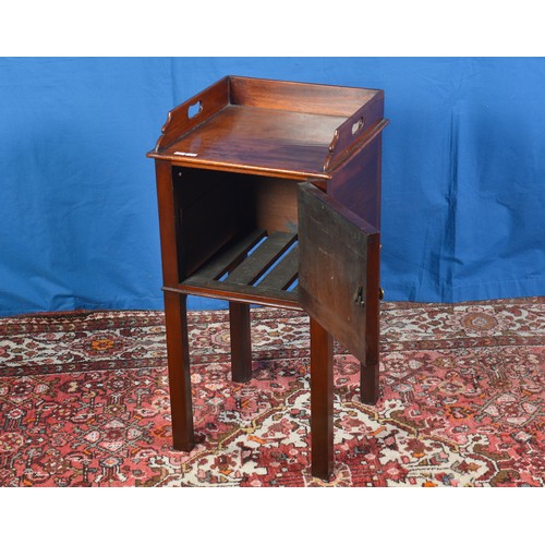 589 - A Georgian Mahogany Tray Top Pot Cupboard resting on square legs. Measuring: 38cms x 37cms x 74cms h... 