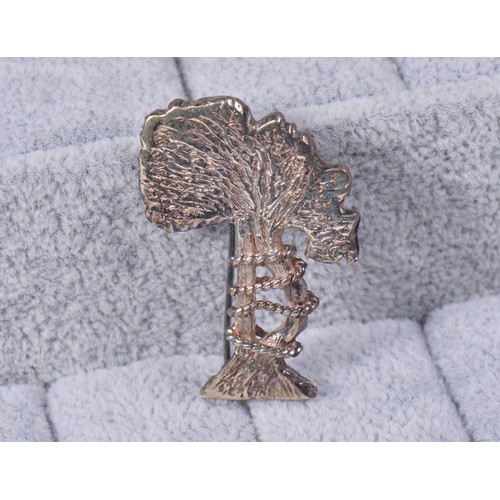 173 - A collection of costume jewellery, to include silver rings, earrings, Silver locket, 925 horseshoe e... 