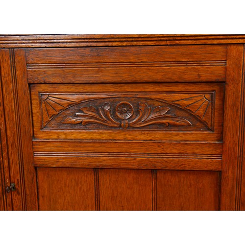 668 - An Edwardian Oak Chiffonier with a Mirror Back, Turned Columns, Two Drawers & Cupboards Below. Measu... 