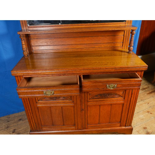 668 - An Edwardian Oak Chiffonier with a Mirror Back, Turned Columns, Two Drawers & Cupboards Below. Measu... 