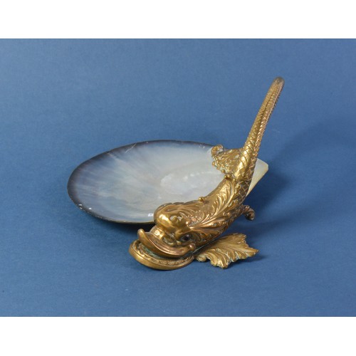 885 - A Dutch design Fish Vide Poche with a Mother of Pearl Shell. Measuring: 18cms across x 8cms High.