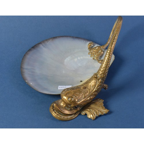 885 - A Dutch design Fish Vide Poche with a Mother of Pearl Shell. Measuring: 18cms across x 8cms High.