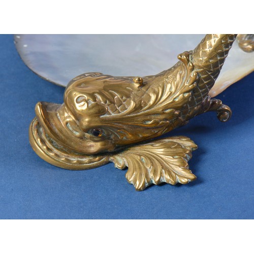 885 - A Dutch design Fish Vide Poche with a Mother of Pearl Shell. Measuring: 18cms across x 8cms High.