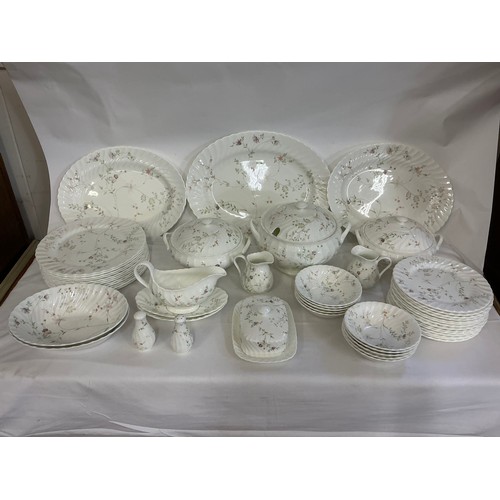 940 - A Large Wedgwood Dinner Service in the 