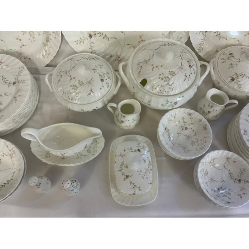 940 - A Large Wedgwood Dinner Service in the 