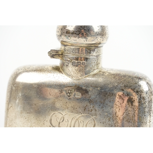 50 - A Edwardian silver hip flask by G & J W Hawksley. 
Weight 275g. Hallmarked Sheffield 1905.