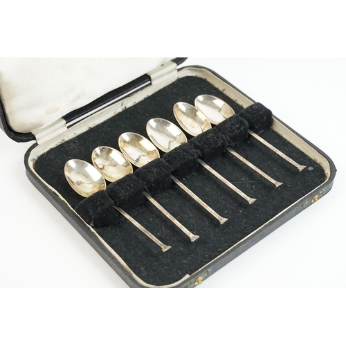 60 - A cased set of 1924 silver teaspoons by Cooper brothers & sons. Weight 37g.
