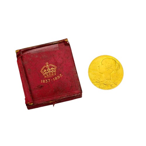 A Victoria 1837-1897 gold medal, depicting the young head Victoria with verse, and the veiled head with verse. 92 grams.