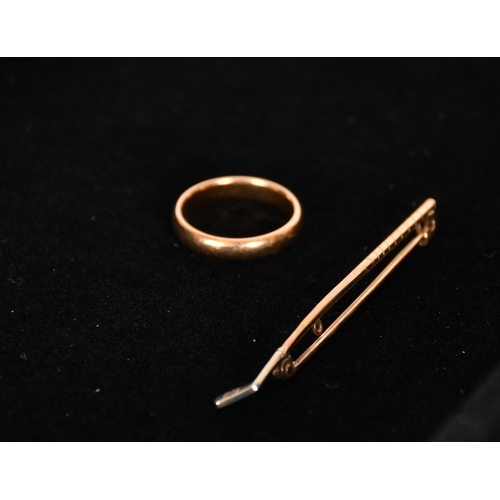 354 - Gold golf club brooch / tie pin, 9ct, and a 14ct gold wedding band, 2 grams