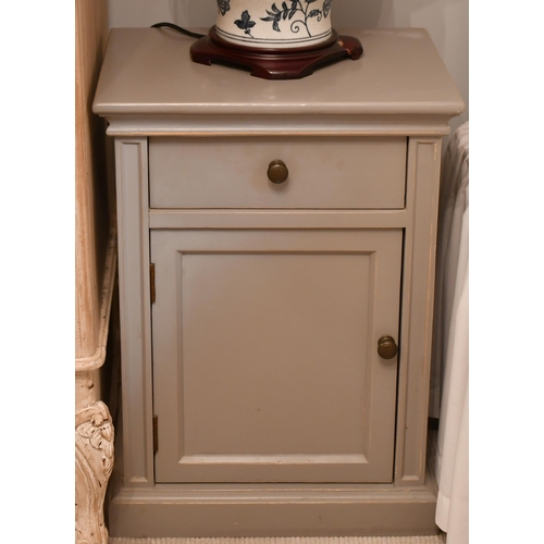 520 - Two pairs of painted bedside cabinets (4)