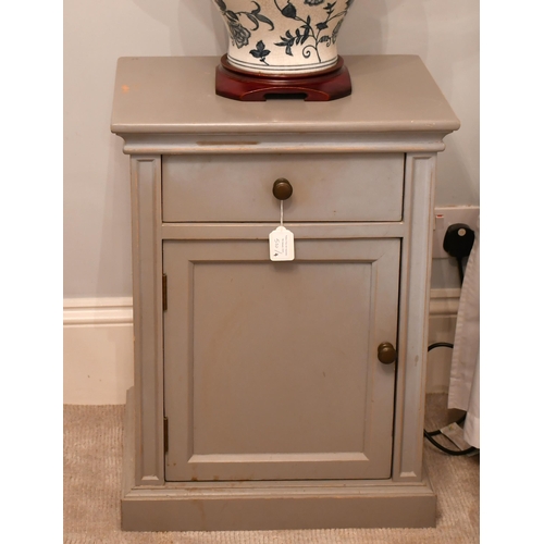 520 - Two pairs of painted bedside cabinets (4)