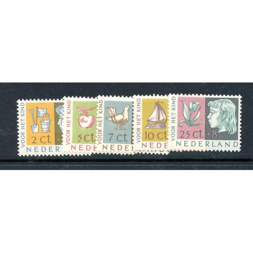 695 - NETHERLANDS 1953 Child Welfare set um. SG 791 - 5. Cat £27.