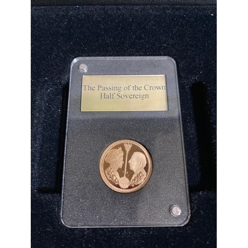 247 - London mint passing of the crown 4 sovereign set no 001/999 24 carat gold
1/4 sovereign 1.99 gram
1/... 