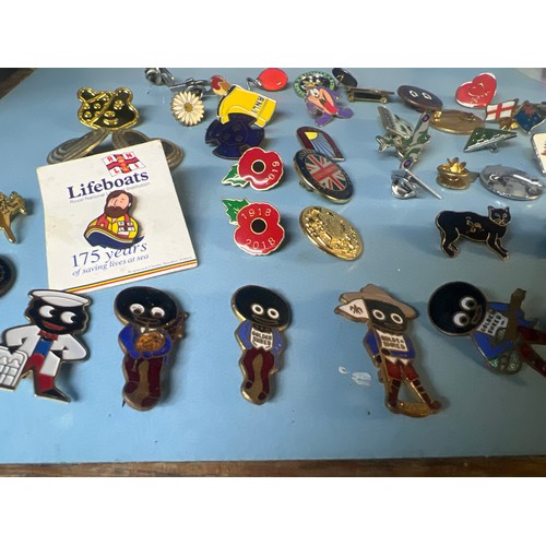 372 - quantity of enamel badges gollys etc