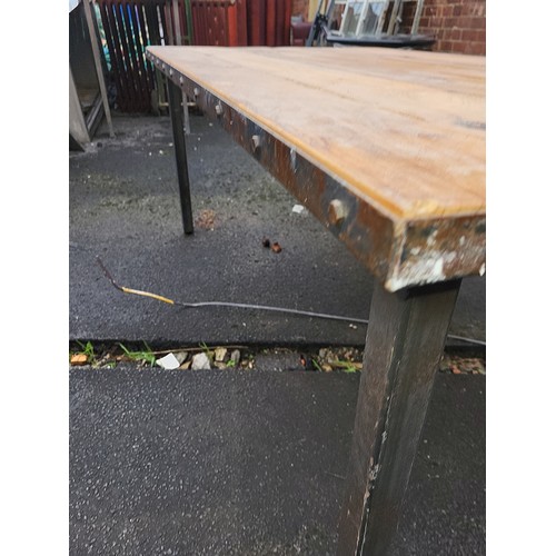 568 - INDUSTRIAL STEEL BANDED AND RIVETED TABLE
160X90X66CM
PLEASE NOTE THIS ITEM IS LOCATED AT THE REUNIO... 