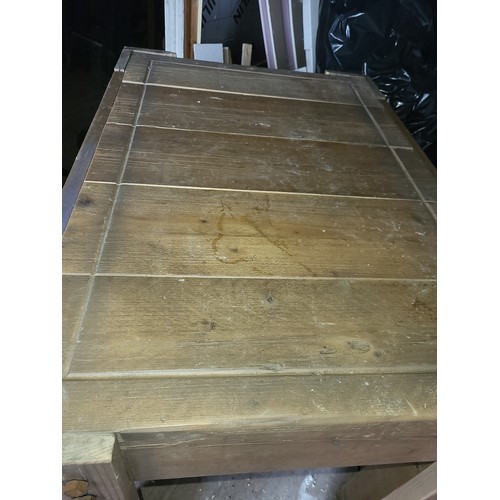 569 - SUPERDRY SOLID DISPLAY TABLE
110X75X110CM
PLEASE NOTE THIS ITEM IS LOCATED AT THE REUNION BAR, LOFTU... 