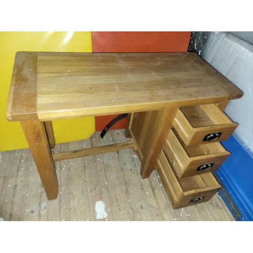 576 - SOLID OAK DESK
110X50X77CM
FROM OAK FURNITURE LAND

PLEASE NOTE THIS ITEM IS LOCATED AT THE REUNION ... 