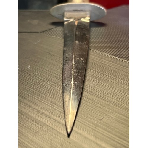 444 - Fairbairn–Sykes fighting knife with leather sheaf