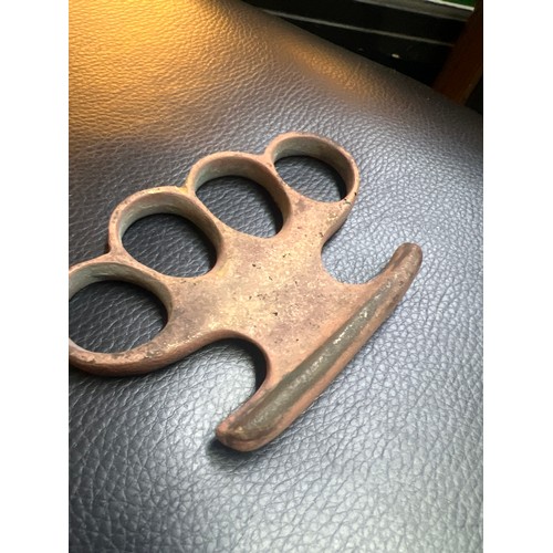 436A - Victorian/WWI trench combat knuckle duster, of bronze/brass construction with four finger holes, unm... 