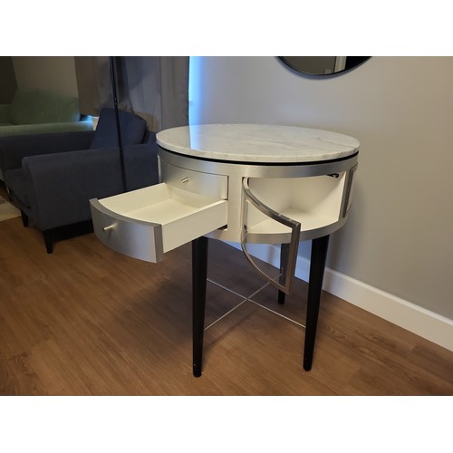 564 - lOREAL DISPLAY TABLE
96CM HIGH 74CM WIDE
PLEASE NOTE THIS ITEM IS LOCATED AT THE REUNION BAR, LOFTUS... 