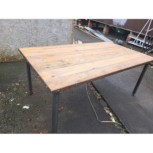 568 - INDUSTRIAL STEEL BANDED AND RIVETED TABLE
160X90X66CM
PLEASE NOTE THIS ITEM IS LOCATED AT THE REUNIO... 