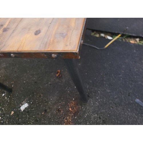 568 - INDUSTRIAL STEEL BANDED AND RIVETED TABLE
160X90X66CM
PLEASE NOTE THIS ITEM IS LOCATED AT THE REUNIO... 